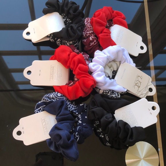 12 Bandanna designed and plain colored scrunchies - Picture 4 of 4